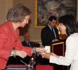 La Reina entrega el Premio a la candidatura iberoamericana de ayuntamientos y alcaldías de 100.001 habitantes en adelante, a la secretaria de Cultura 